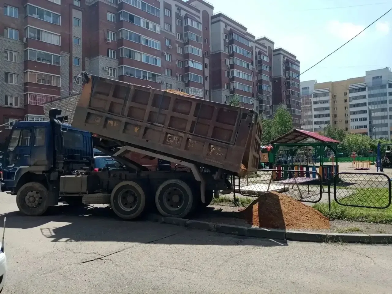 «Марафон благоустройства»: как мы помогаем жителям преображать дворы.
В кадре несколько этапов работ