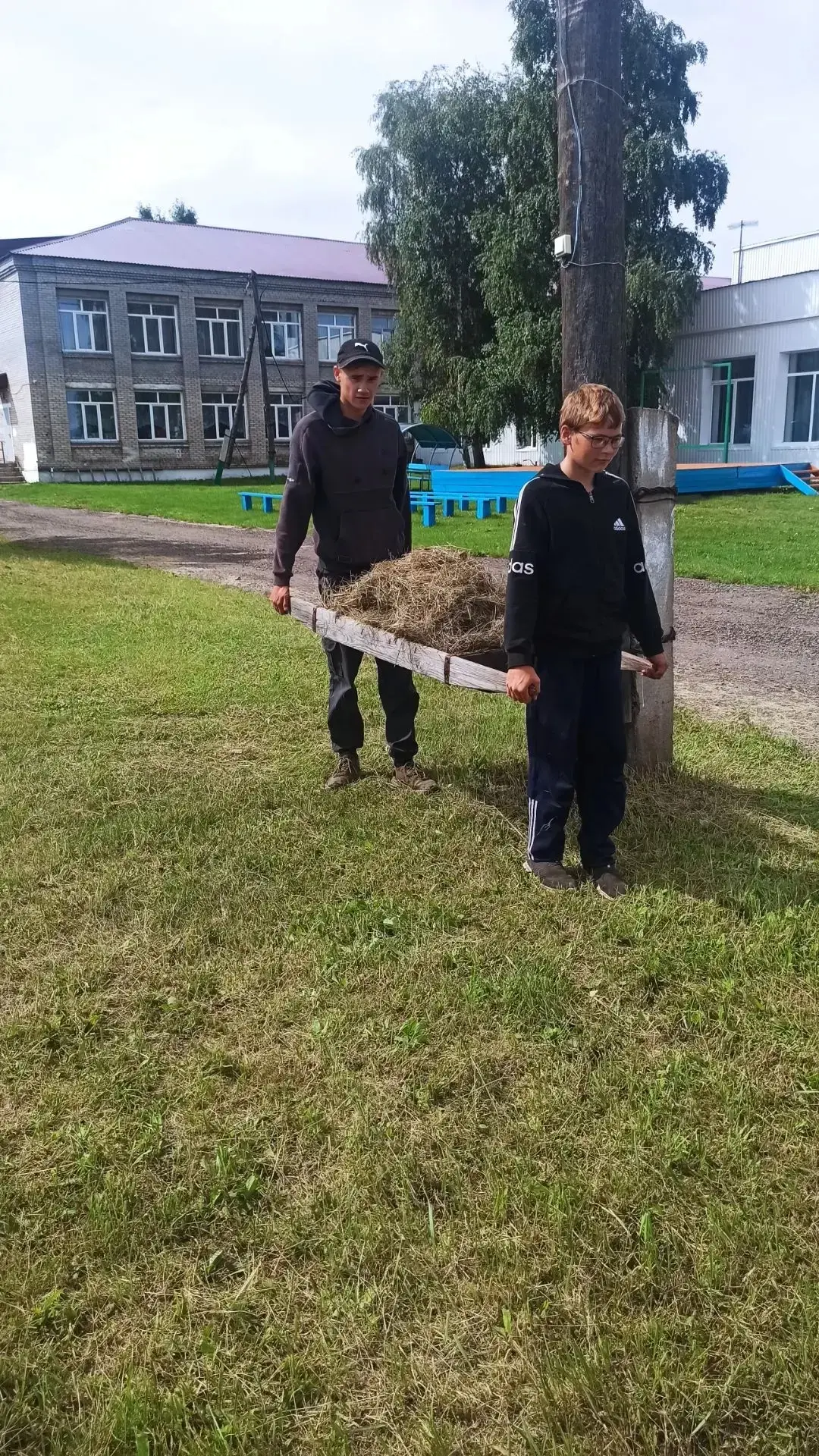 Лето, солнце... и тяпки! Наш третий трудовой сезон на пришкольном участке подходит к ко...
