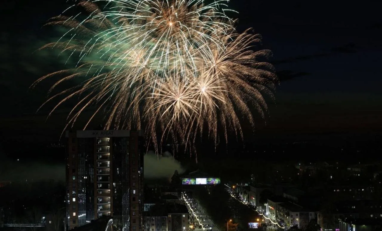 Ангарск мощно отгремел 🎆  День Победы в Ангарске завершили салютом — ярким, громким и очень красивым