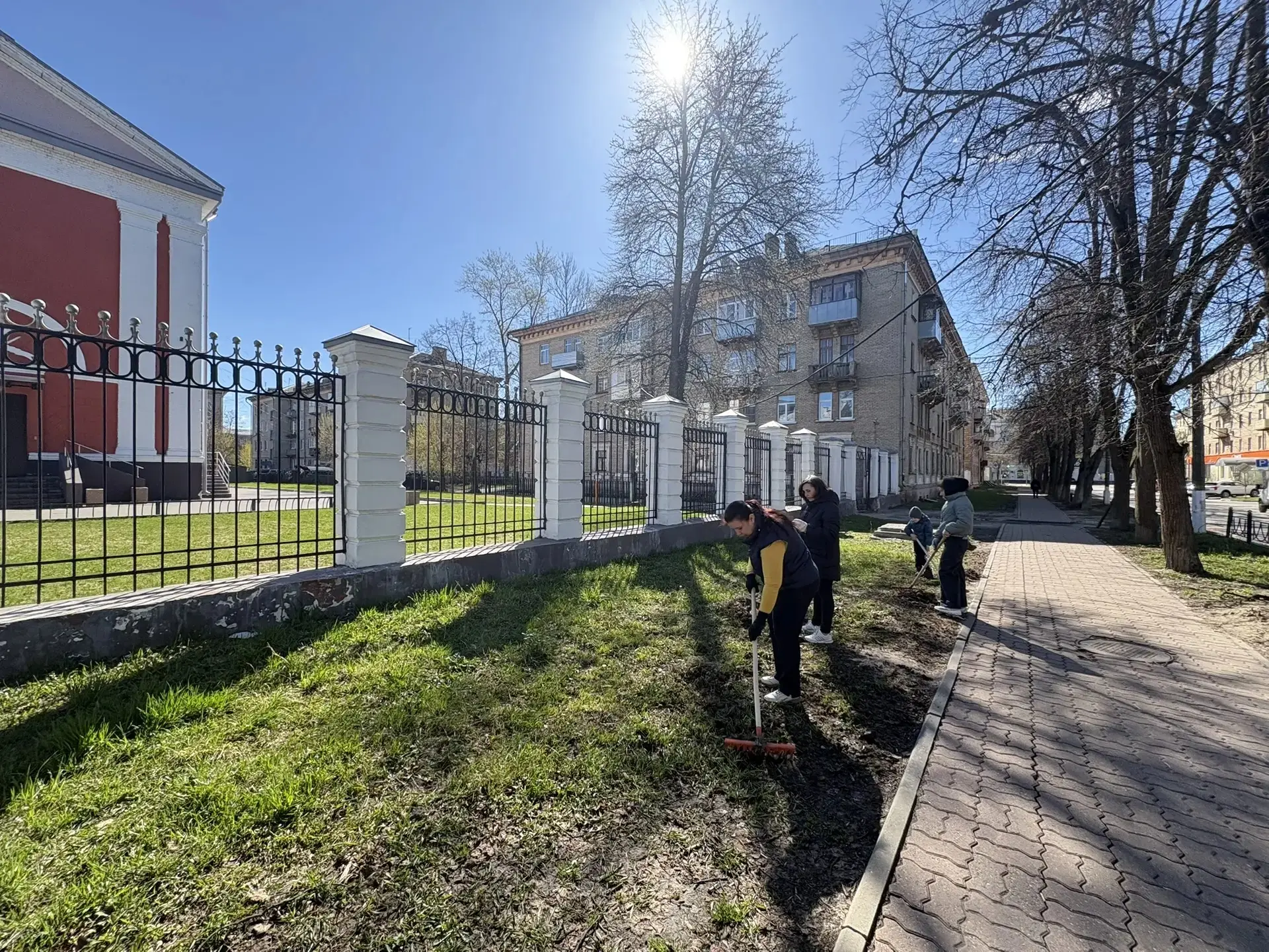 ➡ ШКОЛЬНЫЙ СУББОТНИК  🔥 Сегодня учителя первого корпуса нашей школы вышли на субботник — навели поря