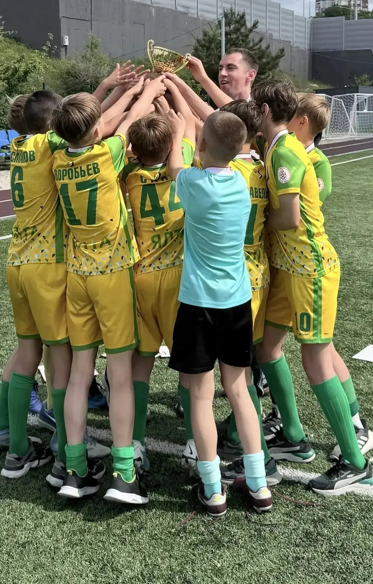 Ялтинские школьники – чемпионы «Кожаного мяча» 🔥

⚽️ Команда юных футболистов школы №2 «Школа будущ