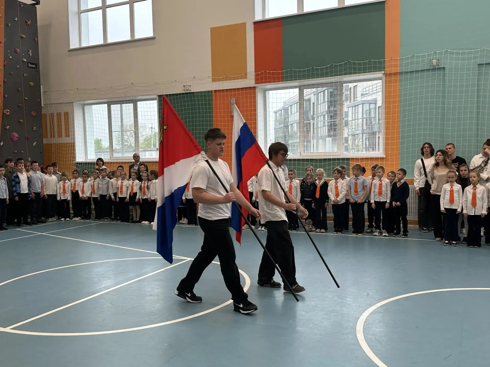 ТРАДИЦИЯ ПОНЕДЕЛЬНИКА 🇷🇺  Последняя учебная неделя четвёртой четверти и учебного года началась с тра