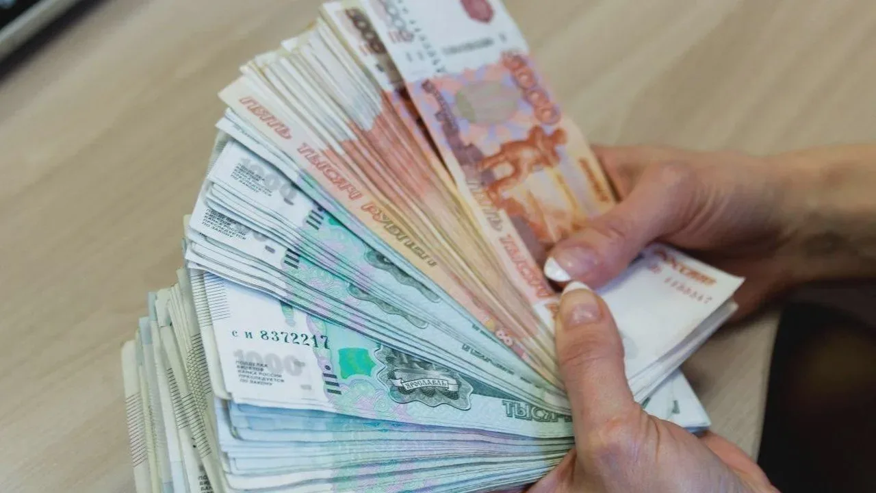 Зарплата в Кузбассе за месяц снизилась на 6%