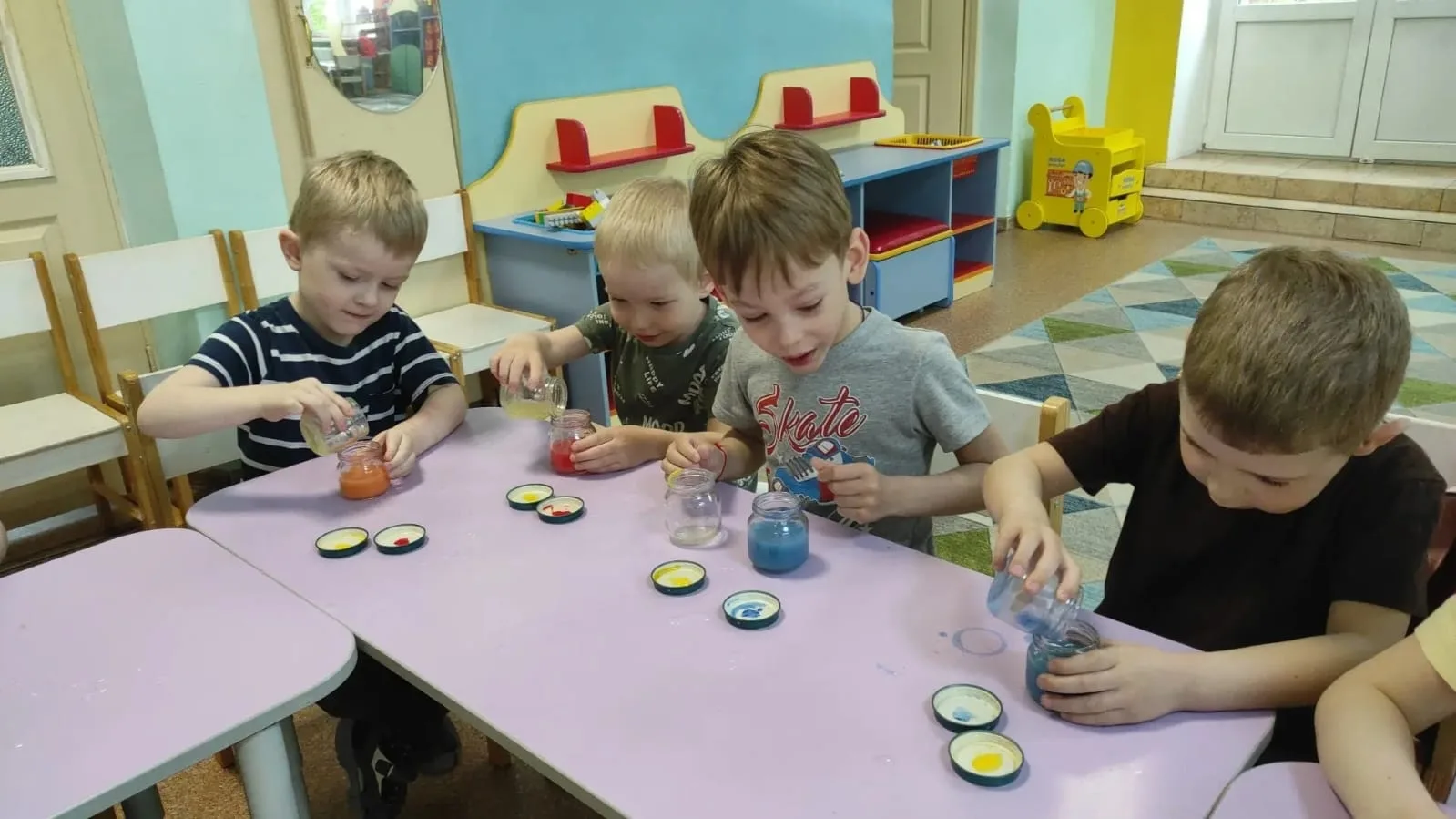 Игры с цветом  🎨Цвета играют важную роль в развитии ребёнка.  Они стимулируют воображение, помогают 