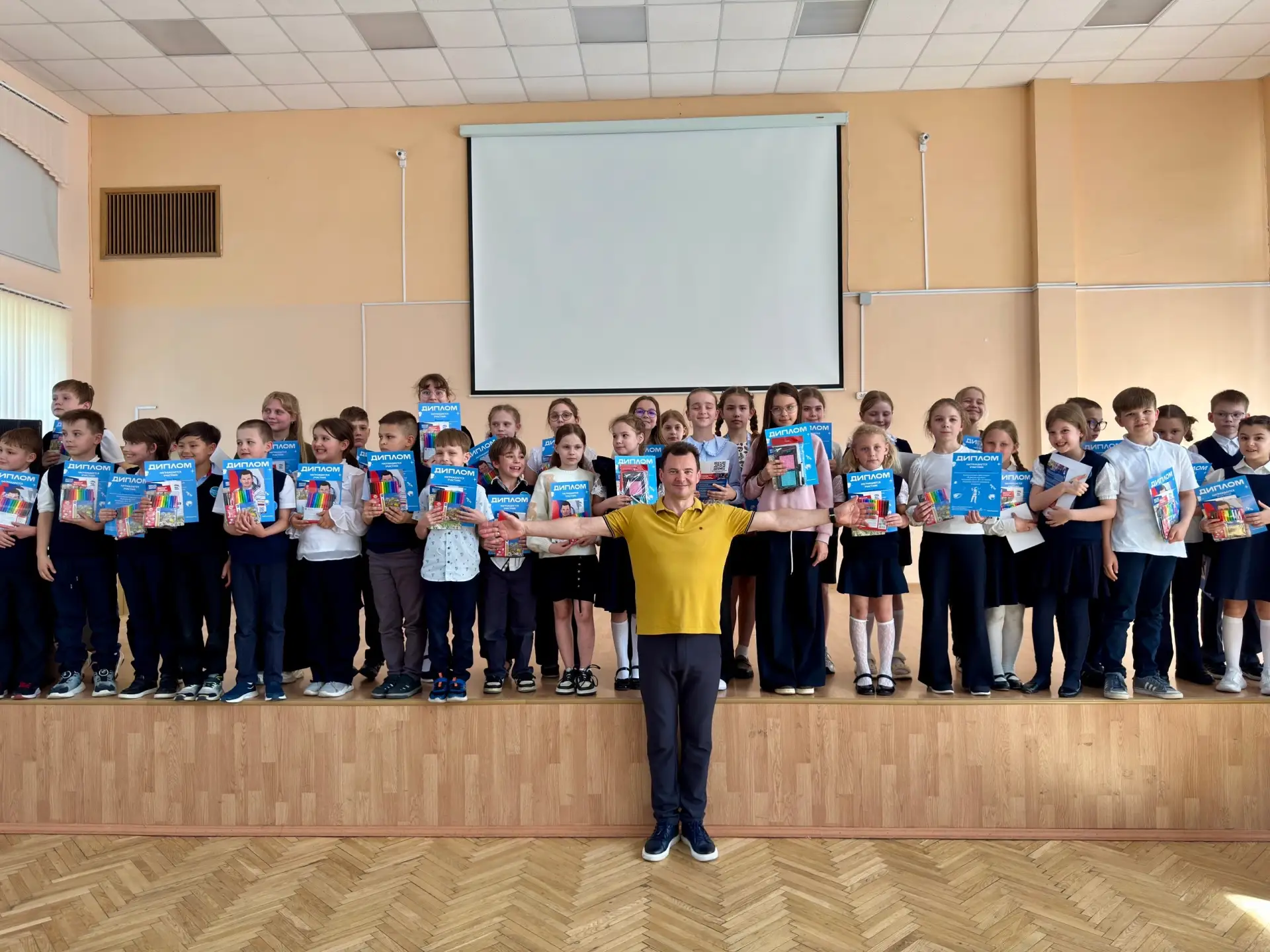 Урок мужества "Дотянуться до звезд" и награждение победителей конкурса рисунка "Я рисую...