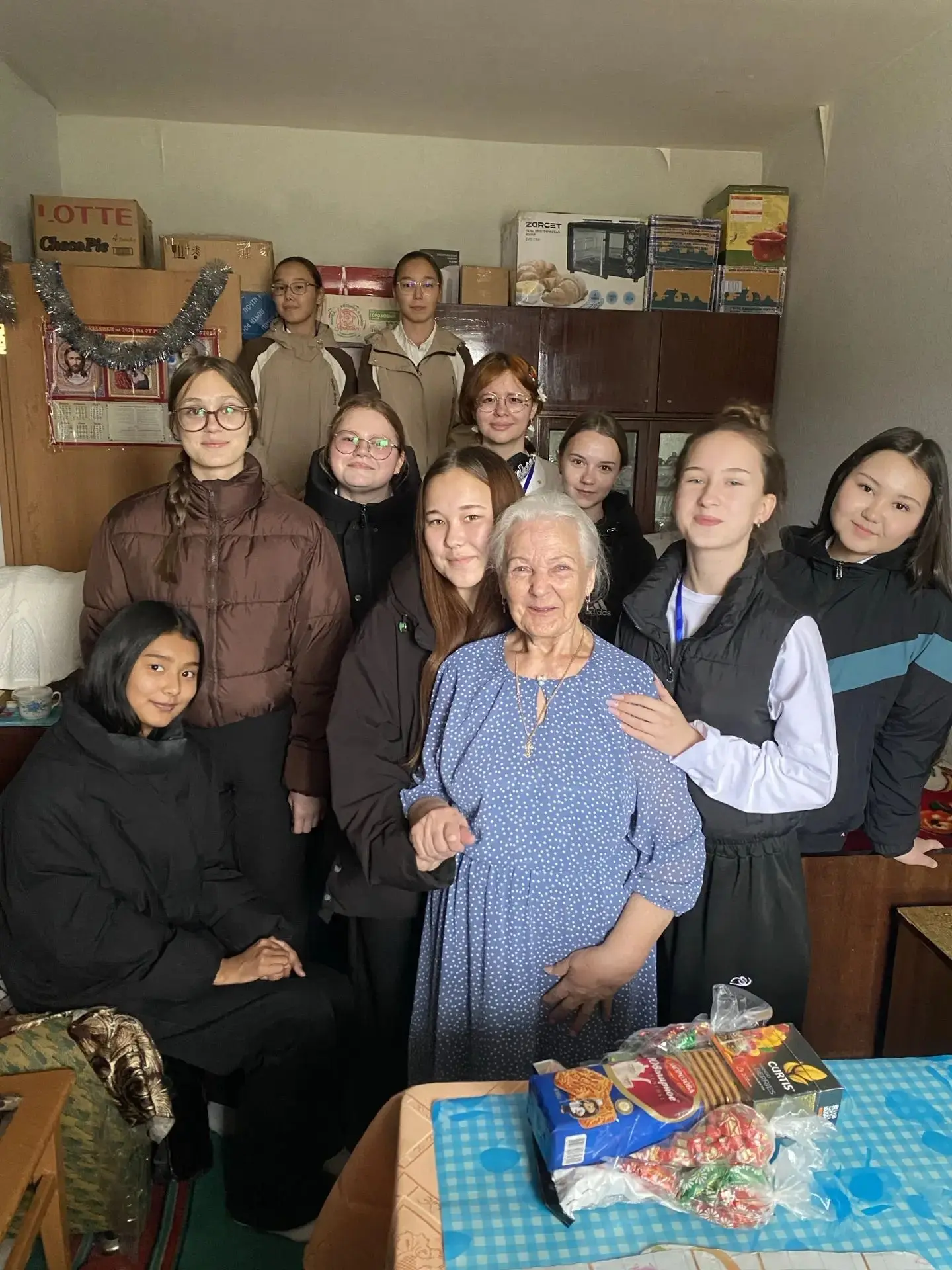 Ученики 9 «Б» класса поздравили с наступающими праздниками — Днём пожилого человека и Д...