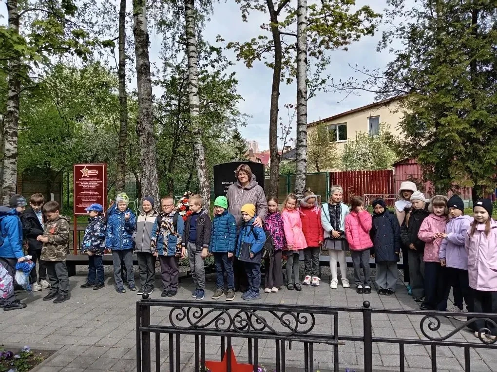 Память жива🕯️  Учащиеся начальной школы приняли участие в возложении цветов к братской могиле советс