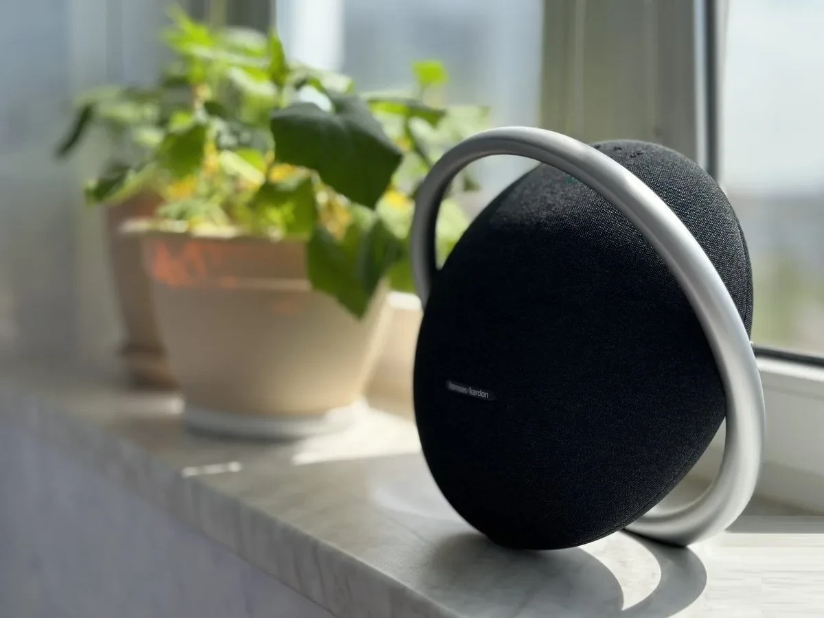 Harman Kardon Onyx Studio 8 — это колонка, которая звучит так же эффектно, как и выглядит.