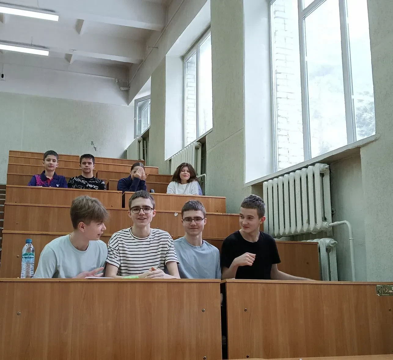 📏 28 марта обучающиеся 8М класса участвовали в игре "Математическое домино" в НГПУ. 🧮  ✊🏻 От класса 