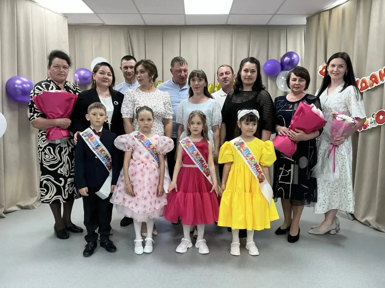 Каждый год из стен нашего детского сада выпускаются ребята. Впереди их ждёт долгий путь...