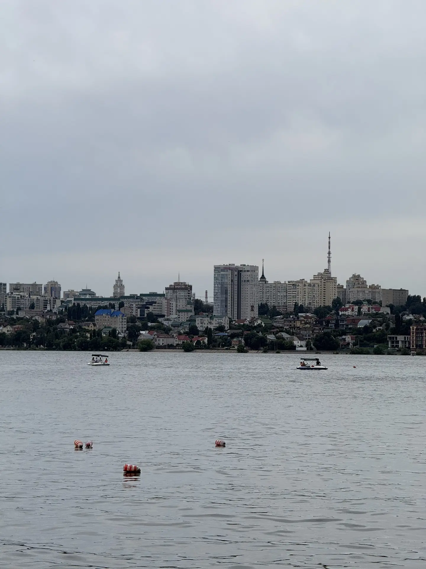 Мы немного пришли в себя после дороги и ребята нас повели гулять на набережную, так кра...