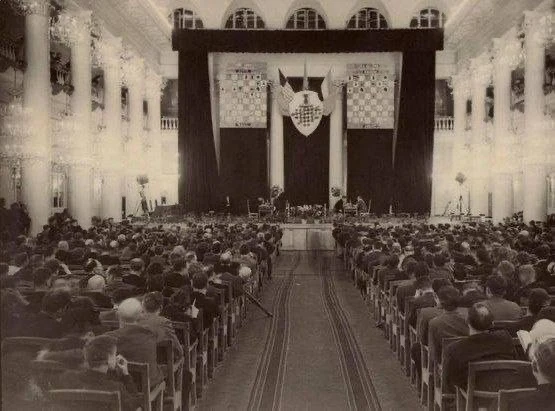 Клуб восьми сильнейших

В 1938 году участники АВРО-турнира, включая чемпиона мира Александра Алехина
