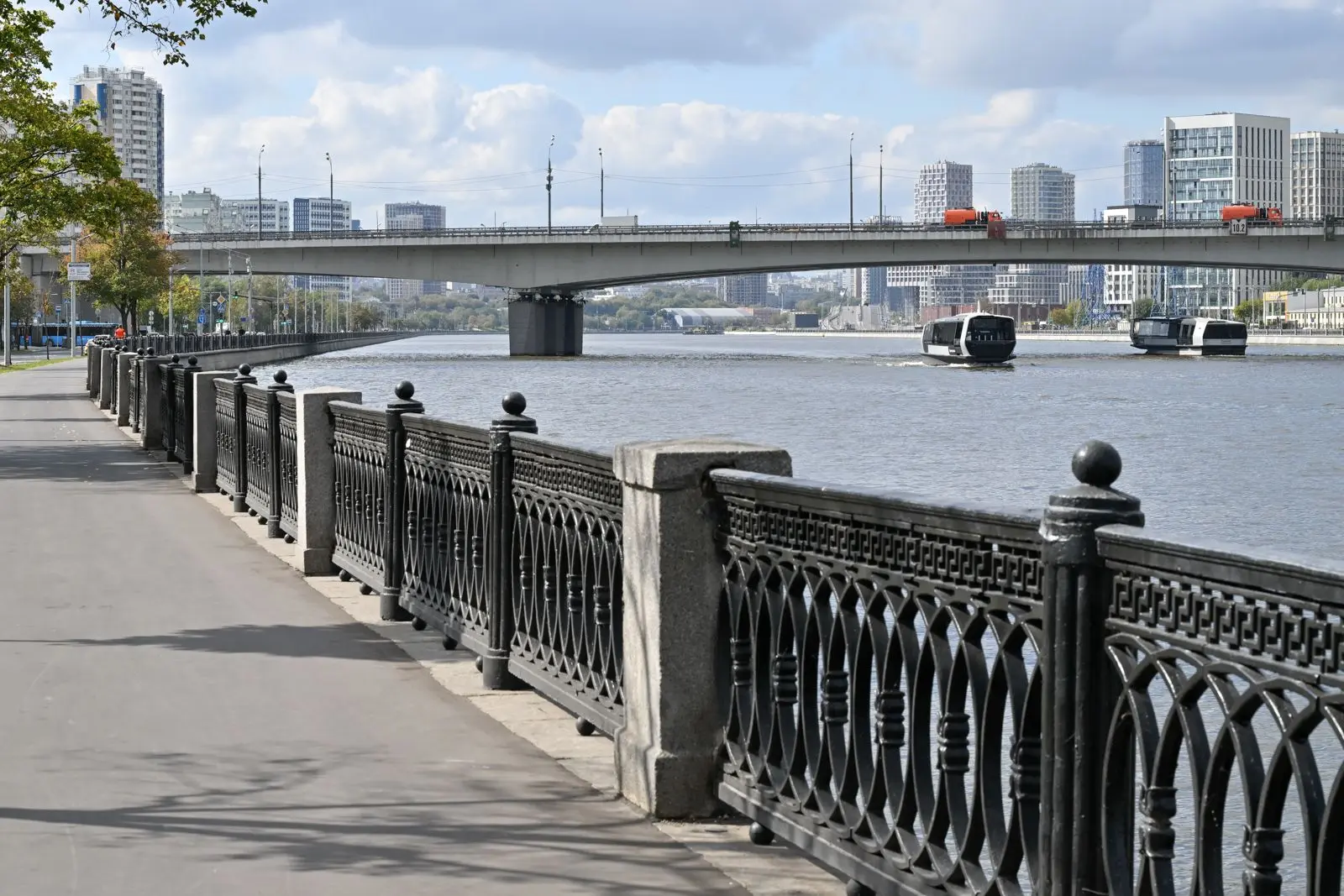 🎭 Воскресенье в Москве: куда пойти

Завтра погода обещает быть солнечной и тёплой — до 28 градусов.