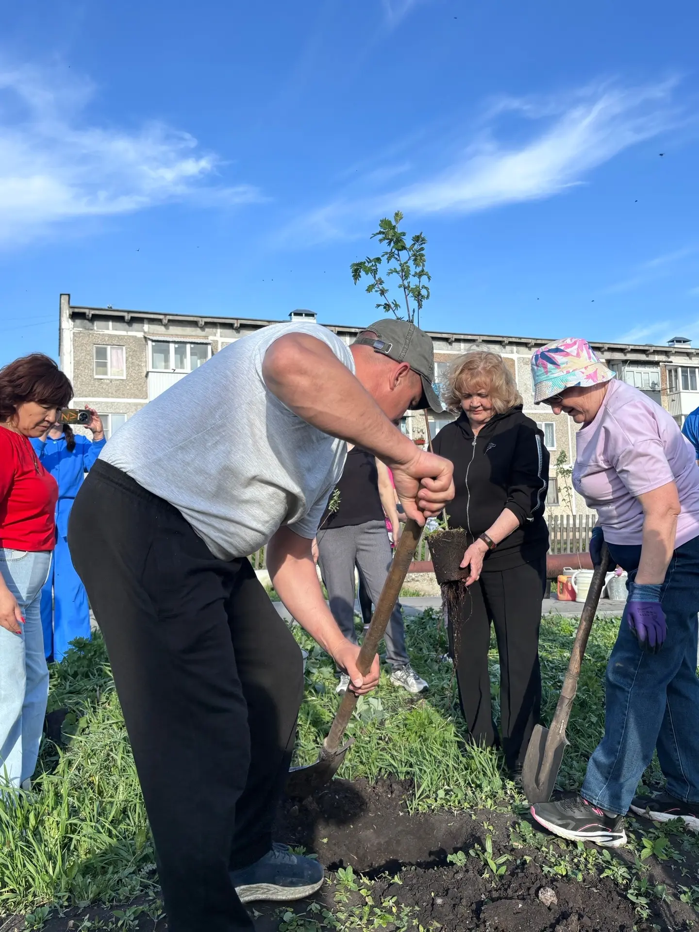 ☀️Третий год подряд в Гарашкинском День семьи встречают зелёной традицией. В этот раз вдоль тротуара