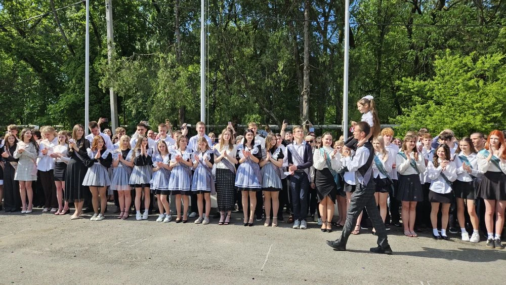 ✨ Сегодня в нашей школе прошёл последний звонок ✨

Сегодня школа дышала воспоминаниями: смех, слёзы,