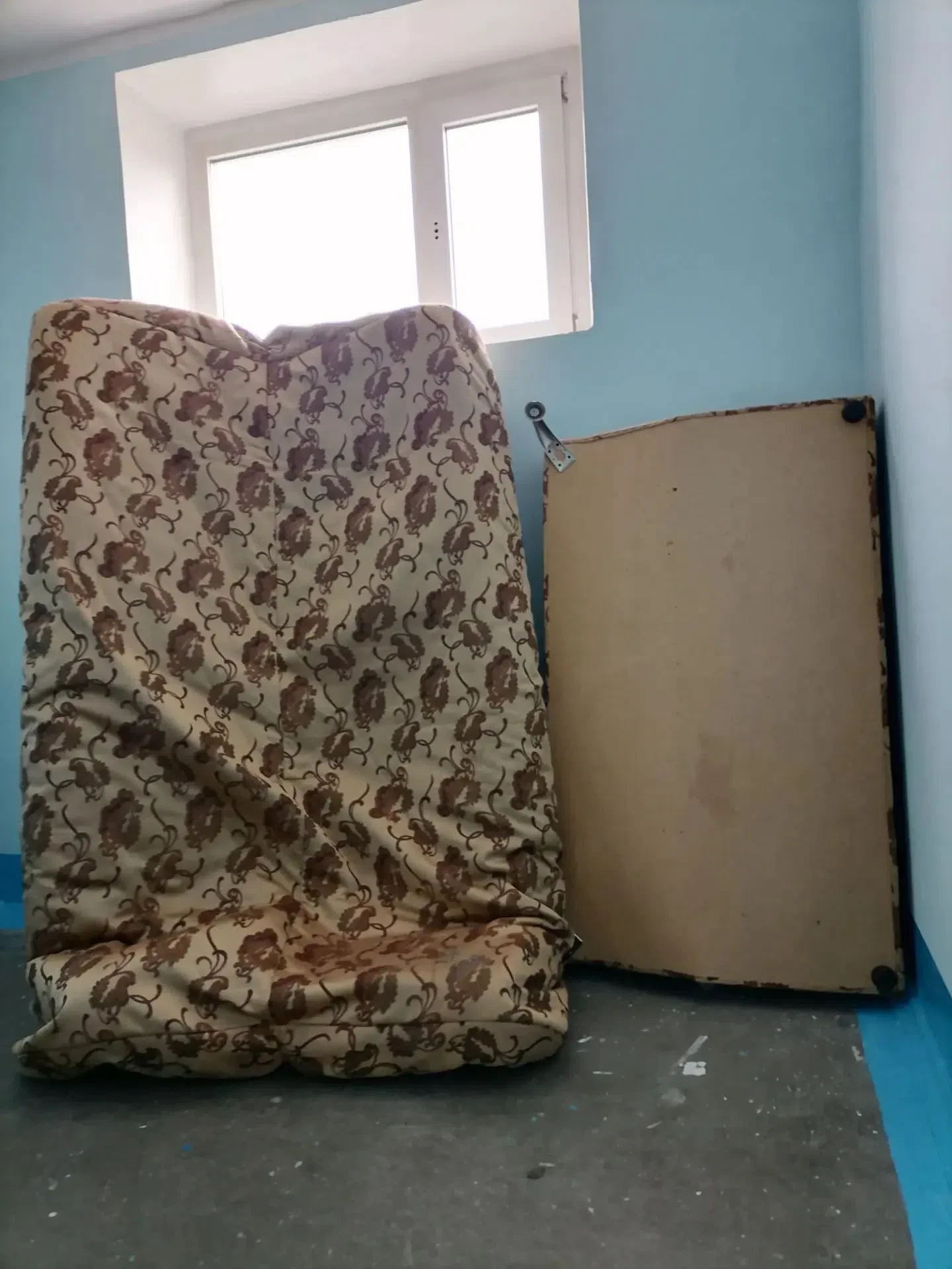 😡👉‼Не оставляйте старую и ненужную мебель в подъезде и возле подъезда.