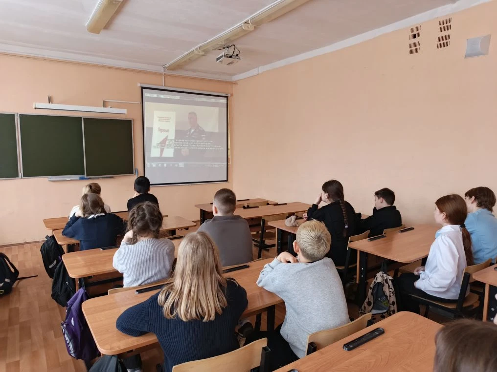 Понедельник, 16 февраля, рабочая неделя в нашей школе по традиции началась с выноса флага и исполнен