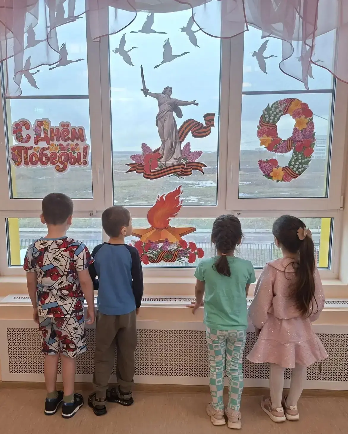 ⭐️🌟Акция «Окна Победы».⭐🌟  Воспитанники дошкольного отделения "Чебурашка" с энтузиазмом приняли учас