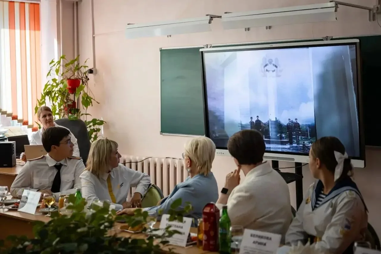В Курске семи школам вручили садовую технику