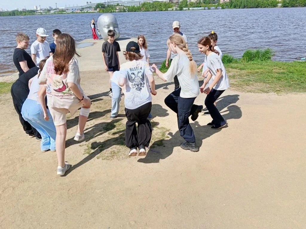 🛑Ученики 6 «Б» класса шумно и весело отметили окончание учебного года на Верх-Исетском пруду. 🔥Ребят
