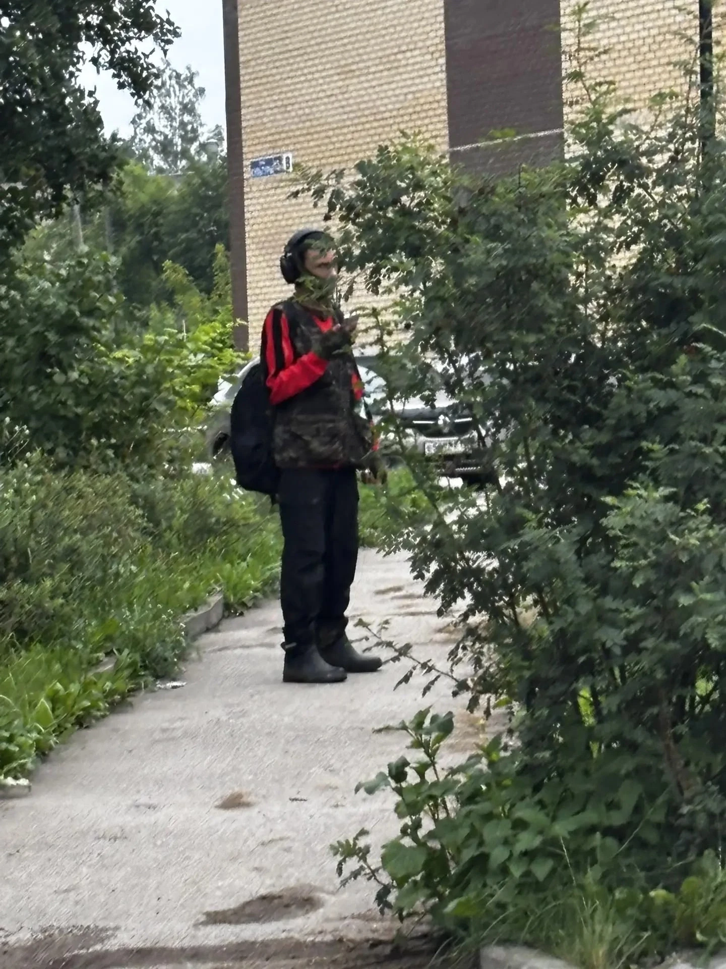 Вчера 1/07 в 20-30 в районе ДК и детской площадки прогуливался такой странный молодой ч...
