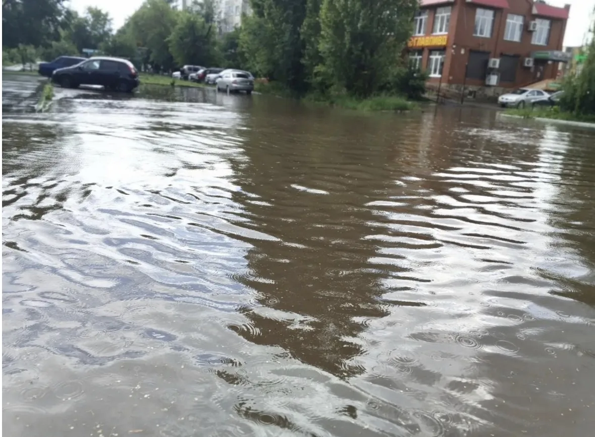 «Проблема возникает при каждом усиленном дожде»: После ливня в Оренбурге затопило улицы Авиагородка
