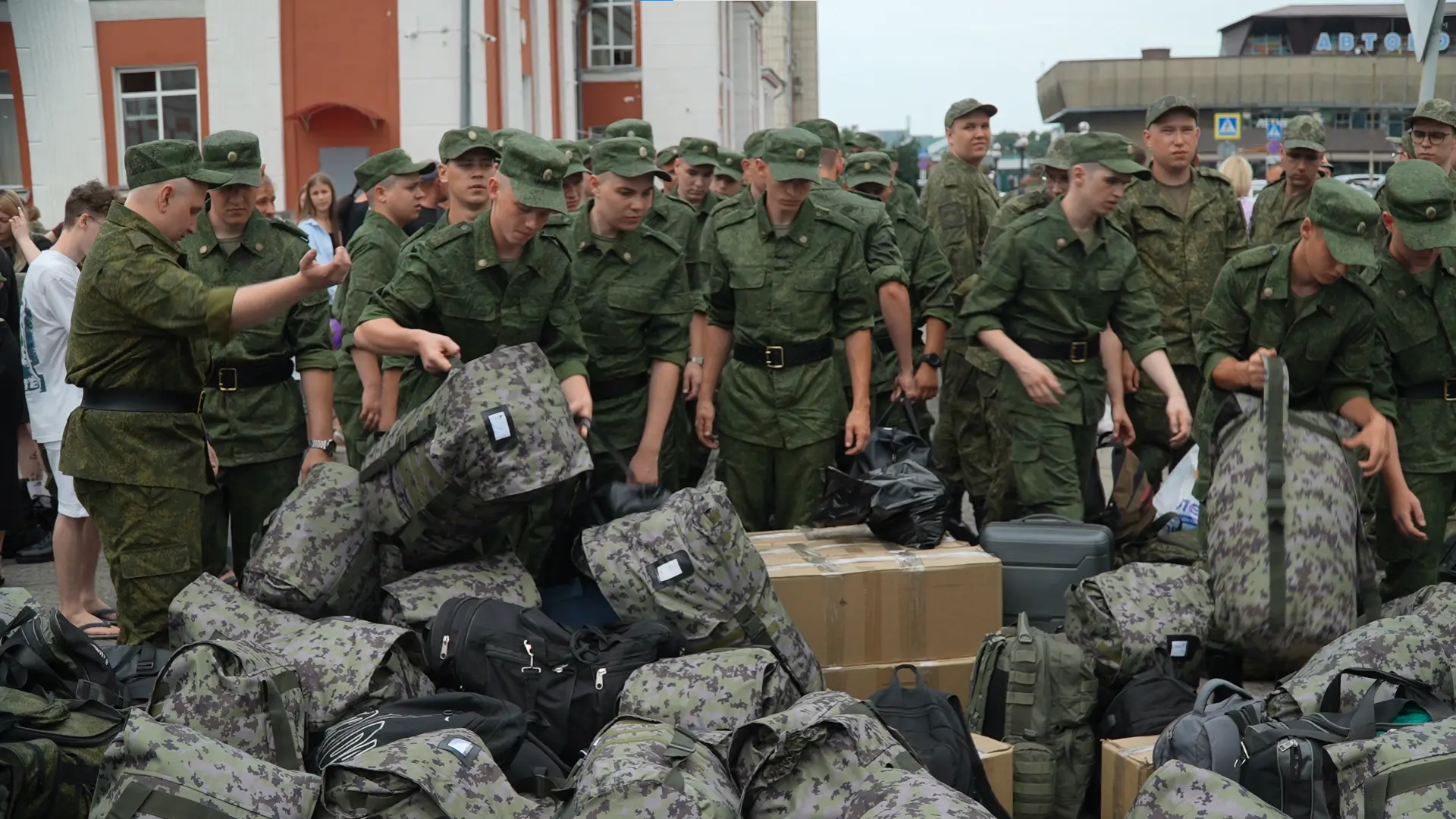 Призывников из Алтайского края торжественно проводили на службу в пограничные войска Ро...