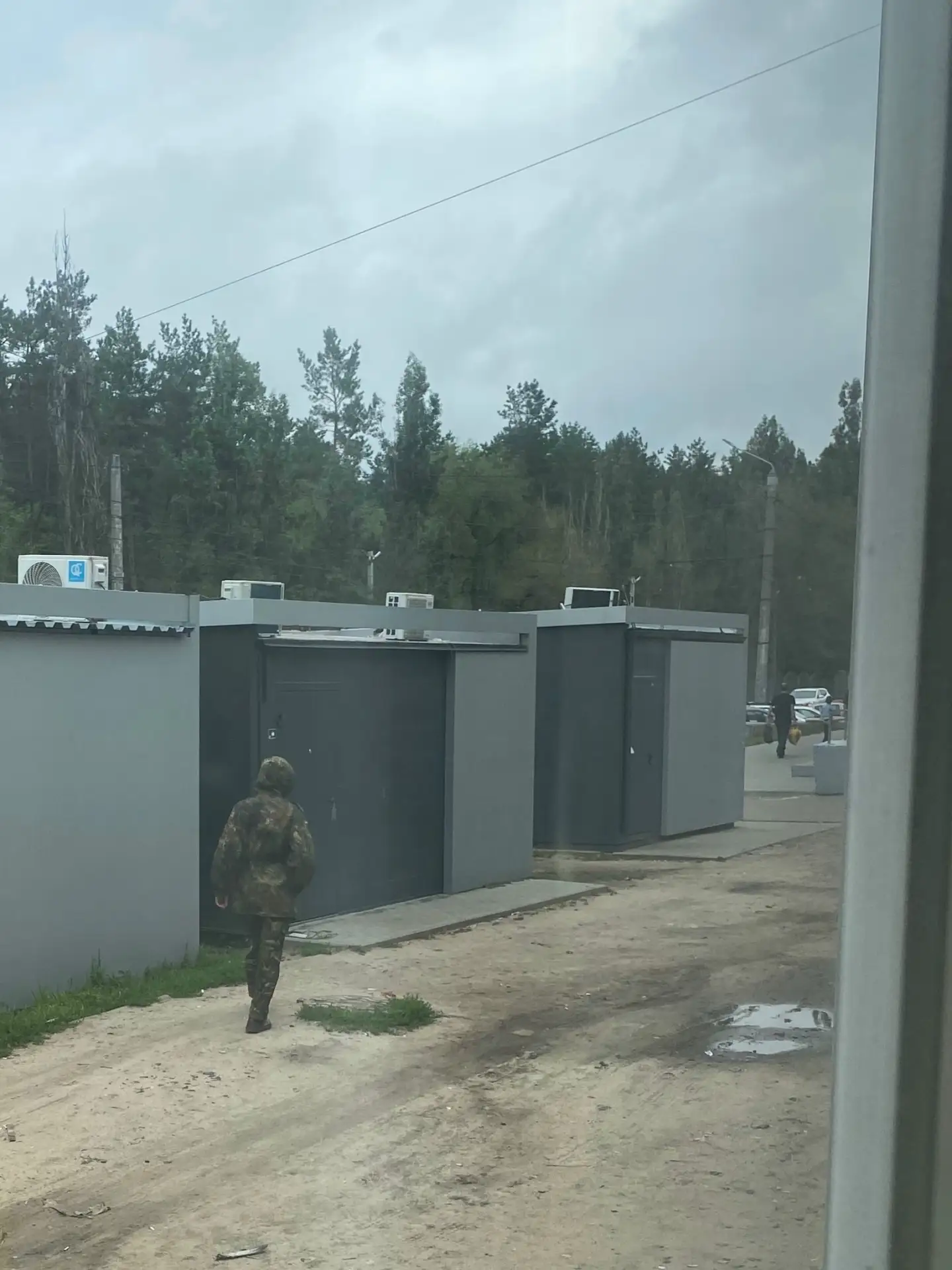В магазине «Пятёрочка» рядом с парком «Танаис» молодой человек направил пистолет в лицо мужчине посл