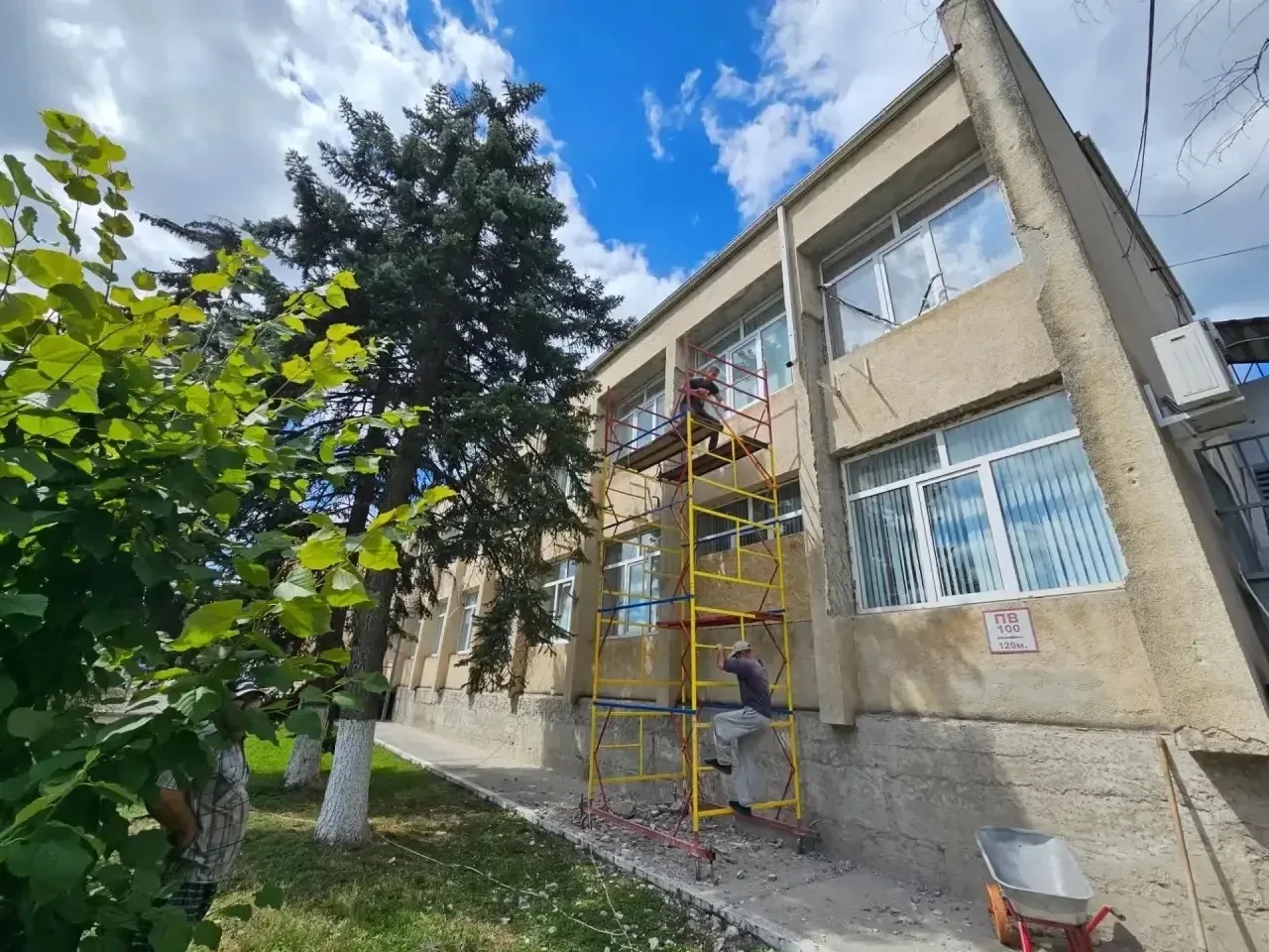В Абинске продолжается капитальный ремонт Детской музыкальной школы.