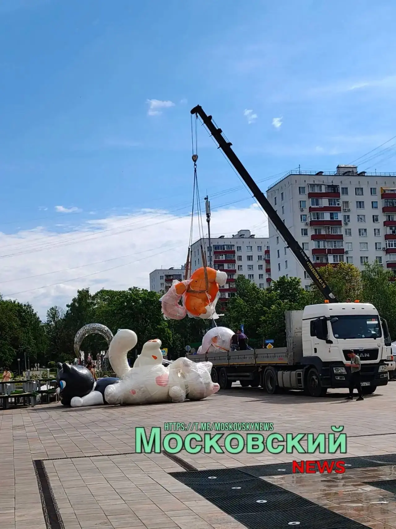 Нам пишут 

Доброе утро! 
На площадке "Лето в Москве" скоро появятся огромные новые арт-объекты! И и