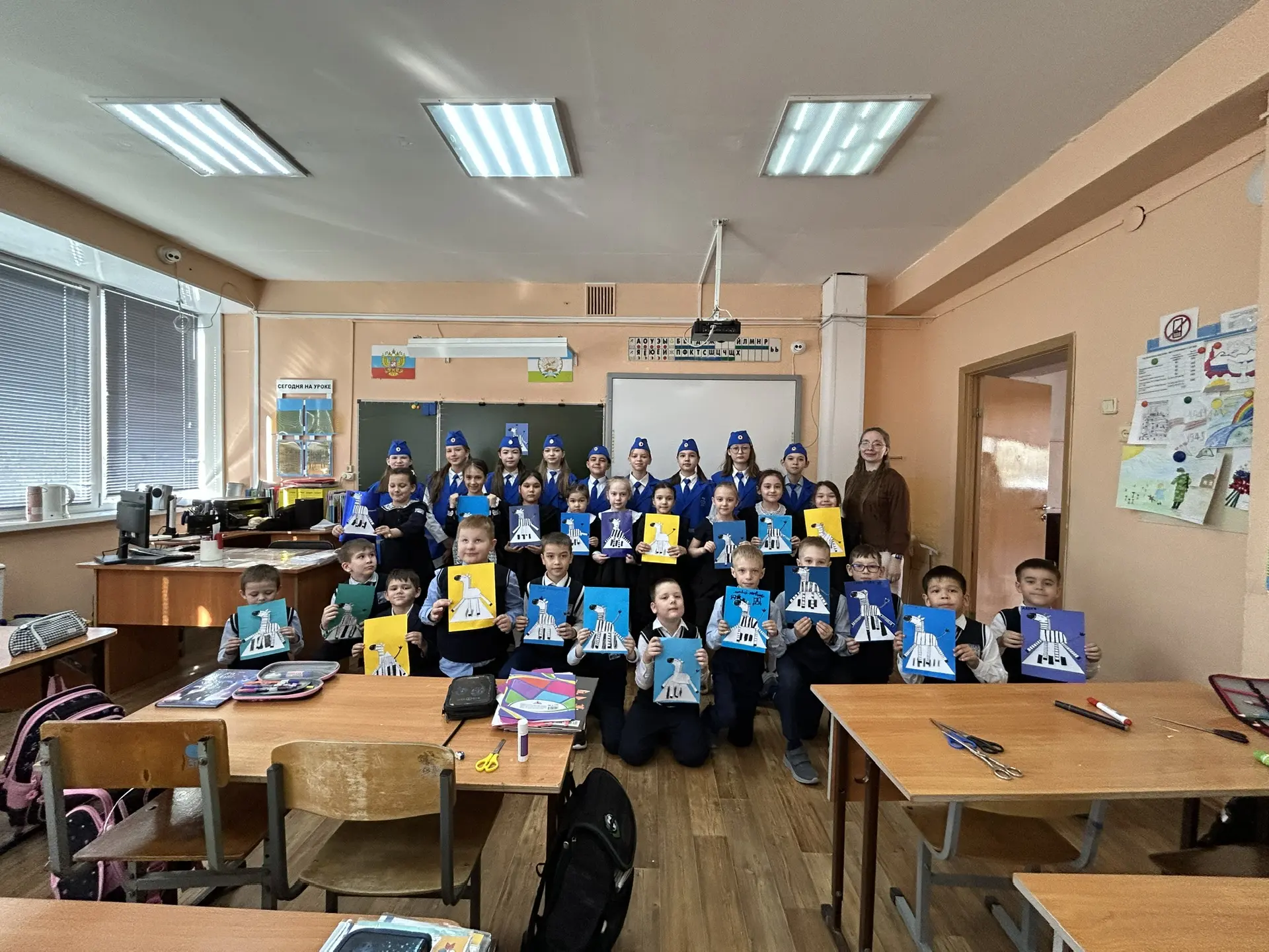 🚦 Отличная идея — «Зебра на зебре»! 🦓  Сегодня наш отряд ЮИД вместе с советником директора по воспит