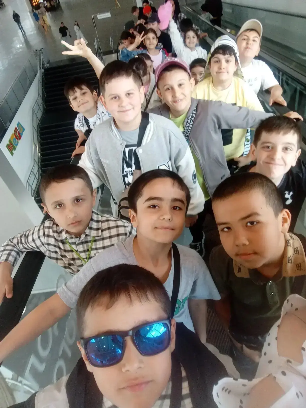 Учащиеся 3 «з» класса совершили поход в кинотеатр на просмотр увлекательного фильма «Вверх по волшеб