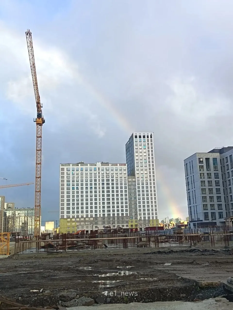 🌈 Главное: Екатеринбург с самого утра разукрасило радугой