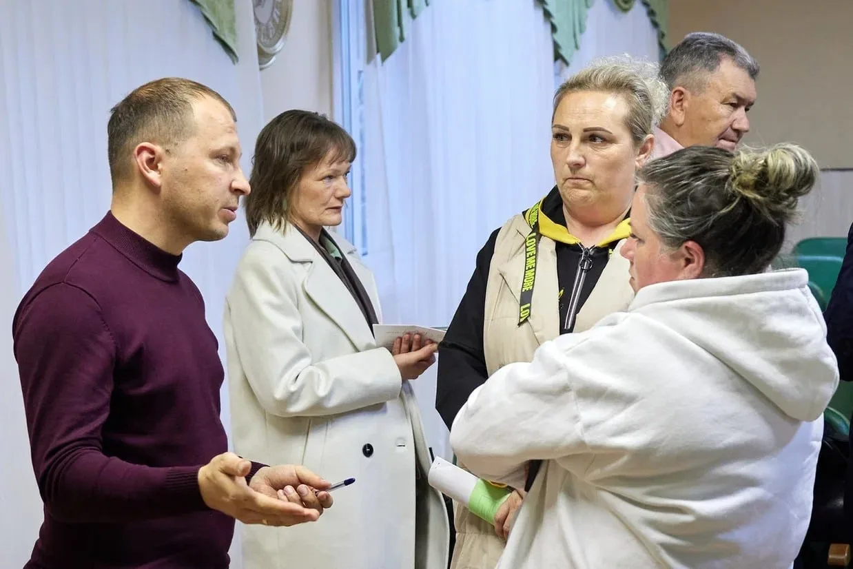 💬 Жители Синегорска обсудили актуальные вопросы с и.о. вице-мэра Евгением Золотовым  На встрече в фо