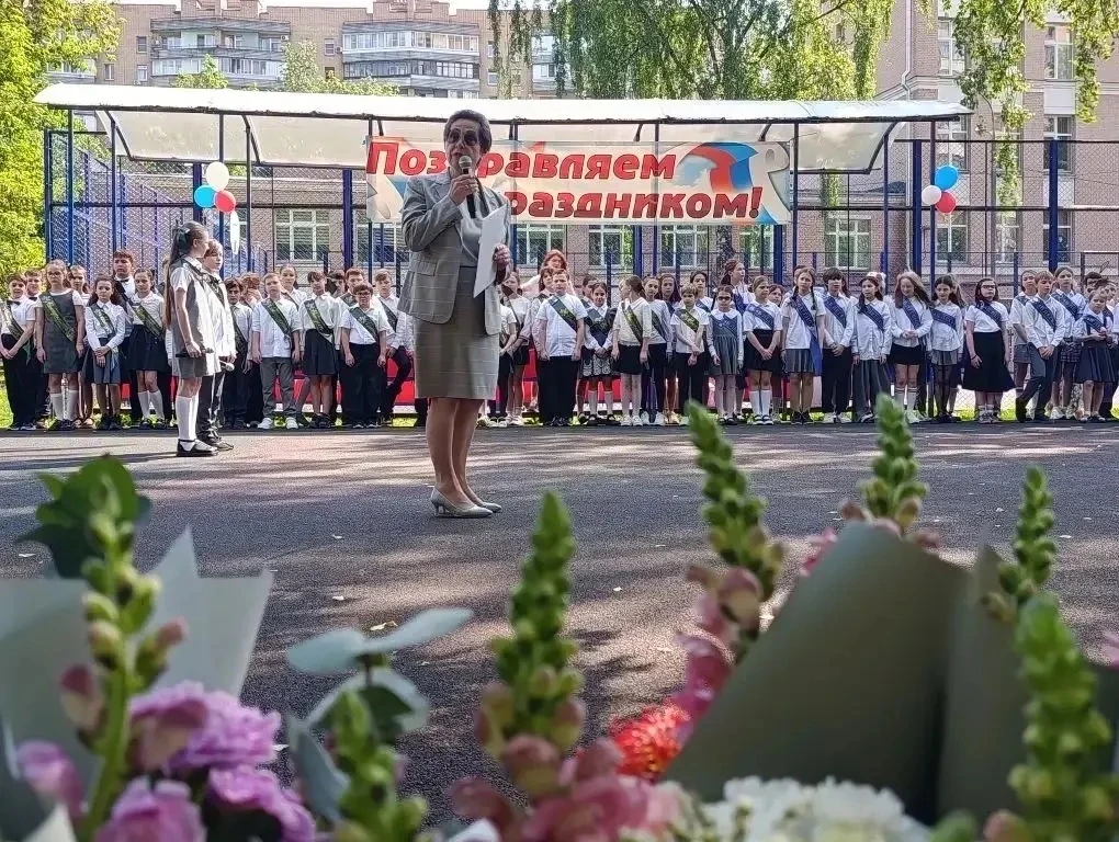 ПЕРЕХОДИМ В 5 КЛАСС!  ✨Сегодня в нашей школе особенный день, наполненный гордостью и легкой грустью.
