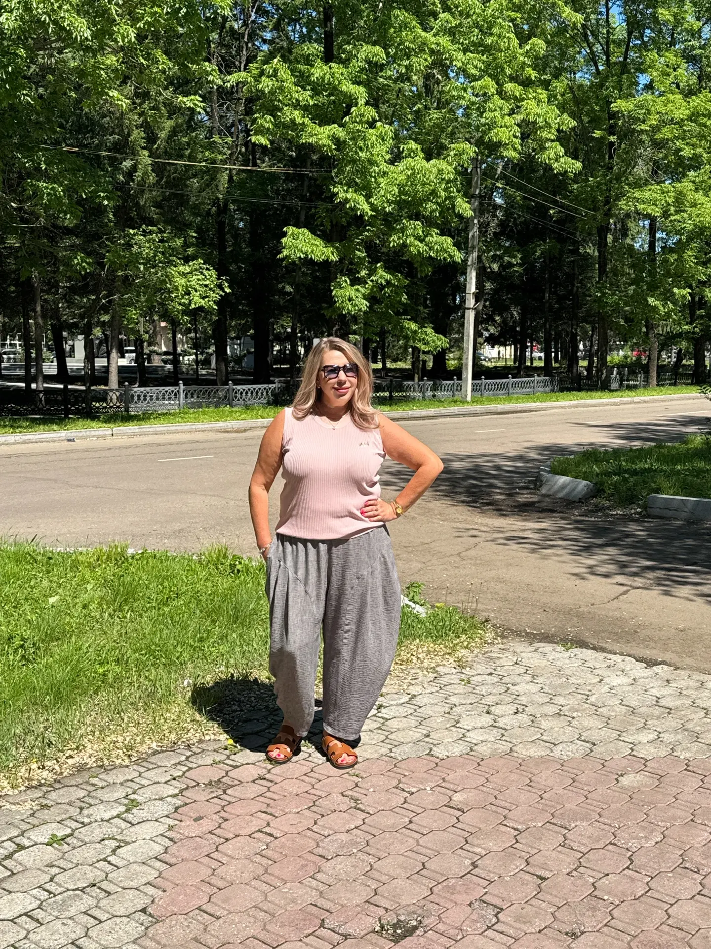 😘 Образ из новой коллекции 
•Майка в цветах 
Размеры: 46-56
•Штаны льняные
Размеры: 48-58

📍Октябр
