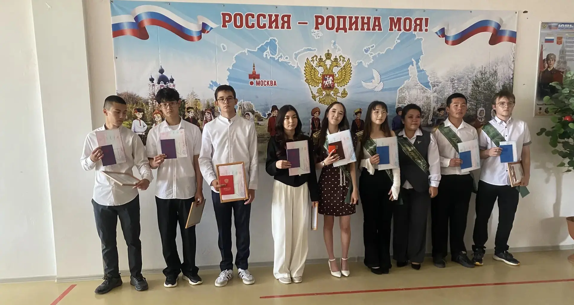 Дорогие наши выпускники! 🔔 Позади школьные годы, сегодня вы получили аттестаты!
Пусть этот документ