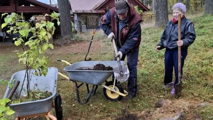 В поселке Матросы стало еще удобнее ходить по воду. Активисты местного территориального...