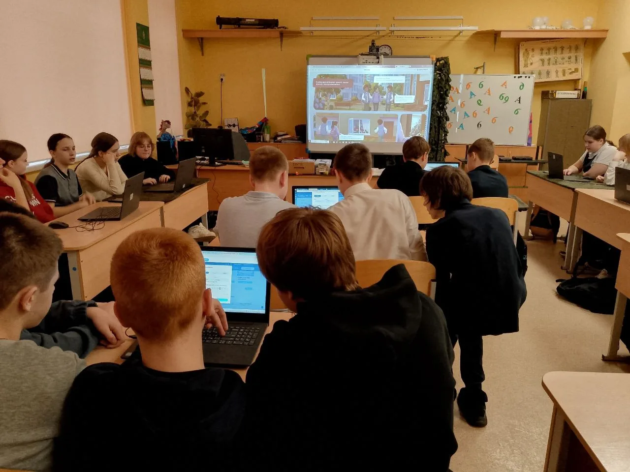 В рамках "Единого дня профилактики" в школе прошел "Урок цифры" по теме "Анализ данных: как алгоритм