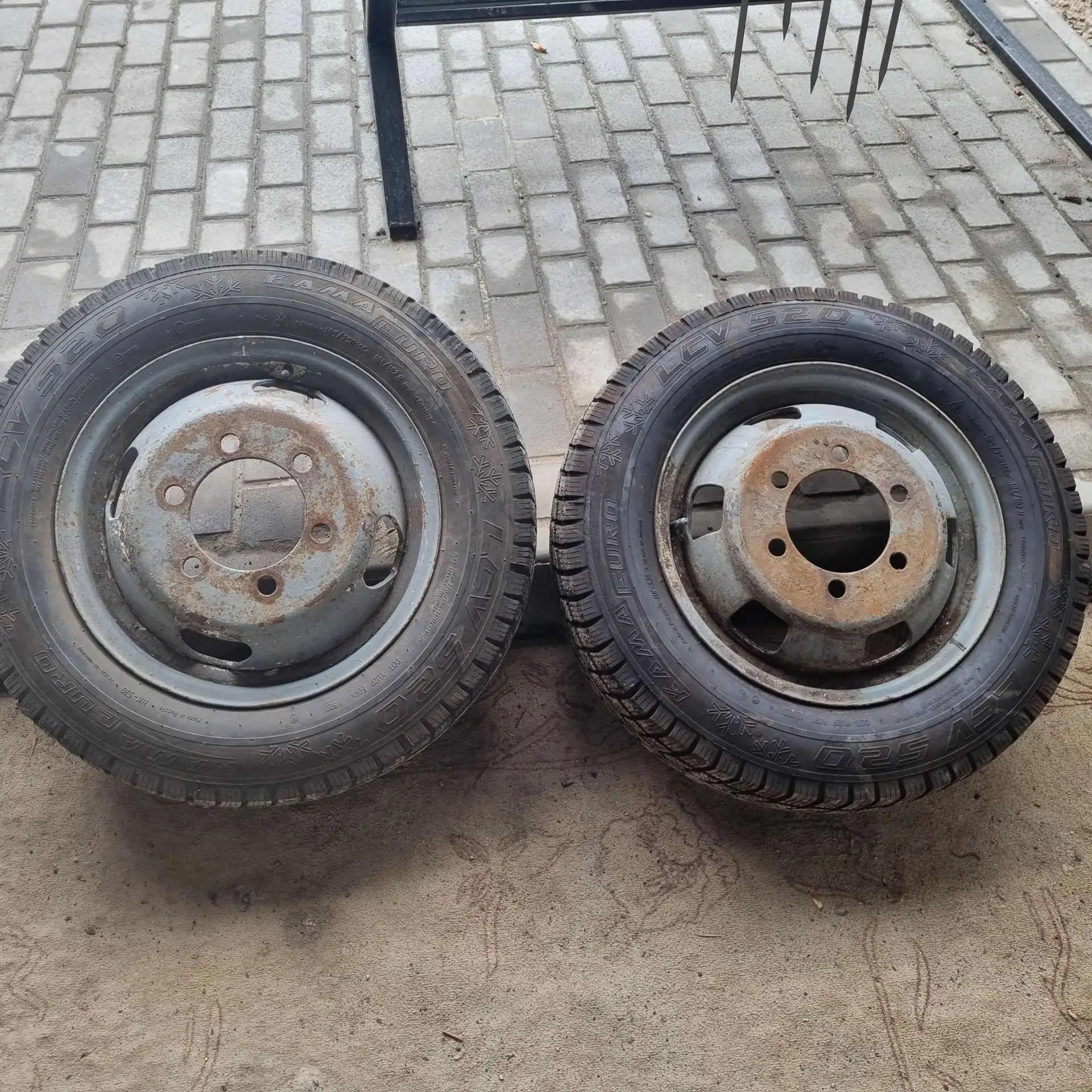Продаю 2 колеса Кама Евро на шипах. Новые, в эксплуатации не были, 185/75R16C. Вместе с...