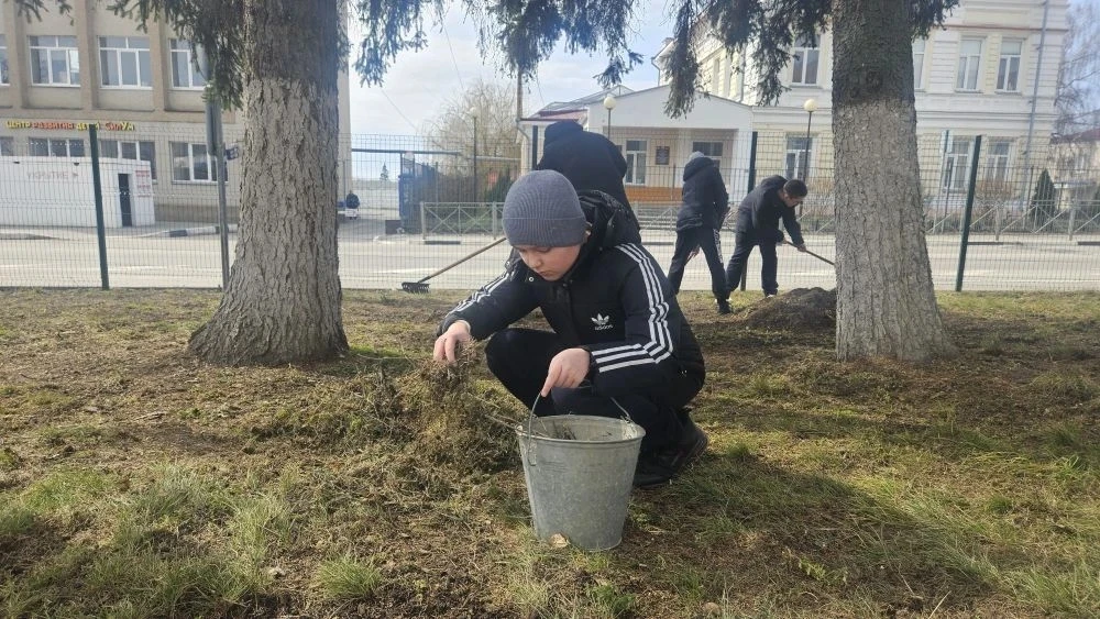 🌱 🧹Весенняя уборка пришкольной территории в самом разгаре!🧹🌱    Наши ученики активно наводят порядок