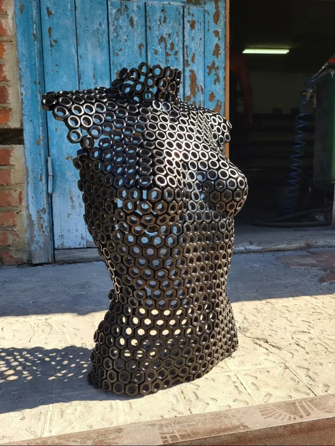 Творческая работа из гаек