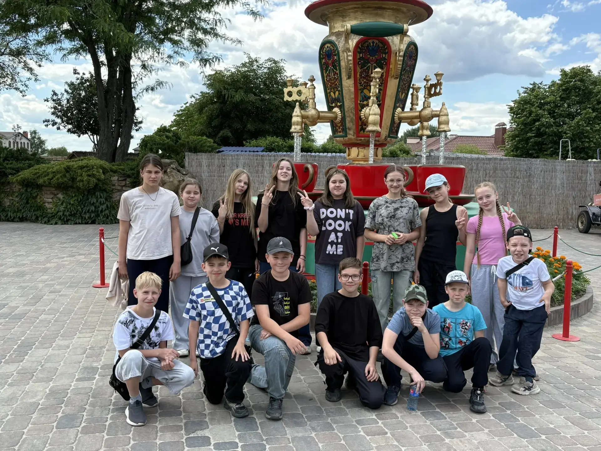 Учащиеся 5В и 6Г класса с классными руководителями Коробкиной Ю.В. и Кривенко И.В. отлично встретили