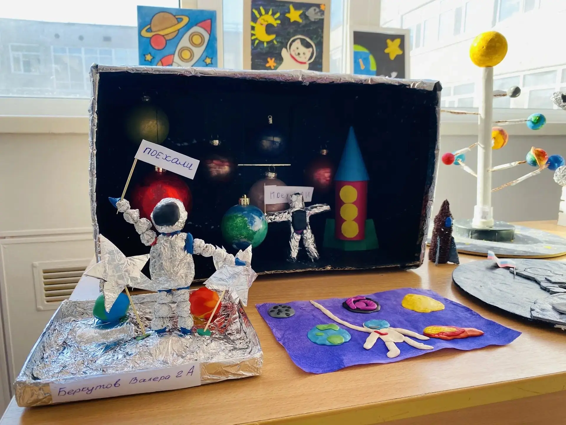 🚀 В нашей гимназии — космическая выставка рисунков и поделок! 🌌 🎨 Ученики представили свои работы: о