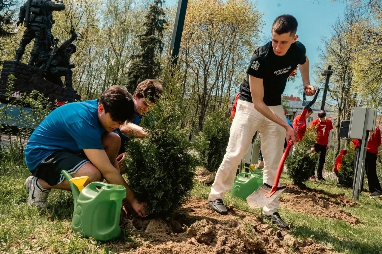 В преддверии Дня Победы при поддержке Единой России на аллее 30-летия Победы прошла высадка деревьев