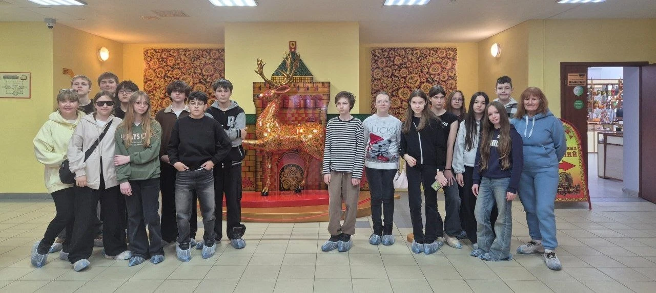 🎨 Путешествие в город золотой хохломы 🎨  Ученики 7 «Л» класса Школы 176 вместе с классным руководите