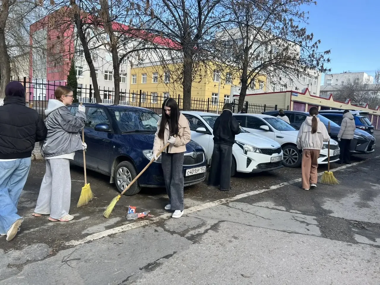 11 апреля преподаватели и обучающиеся гимназии стали активными участниками общегородского субботника