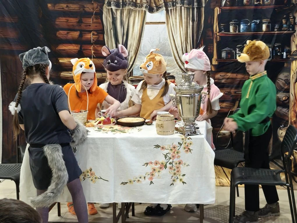 На прошлой неделе ребята из театральный студии показали свой  спектакль. Было праздничн...