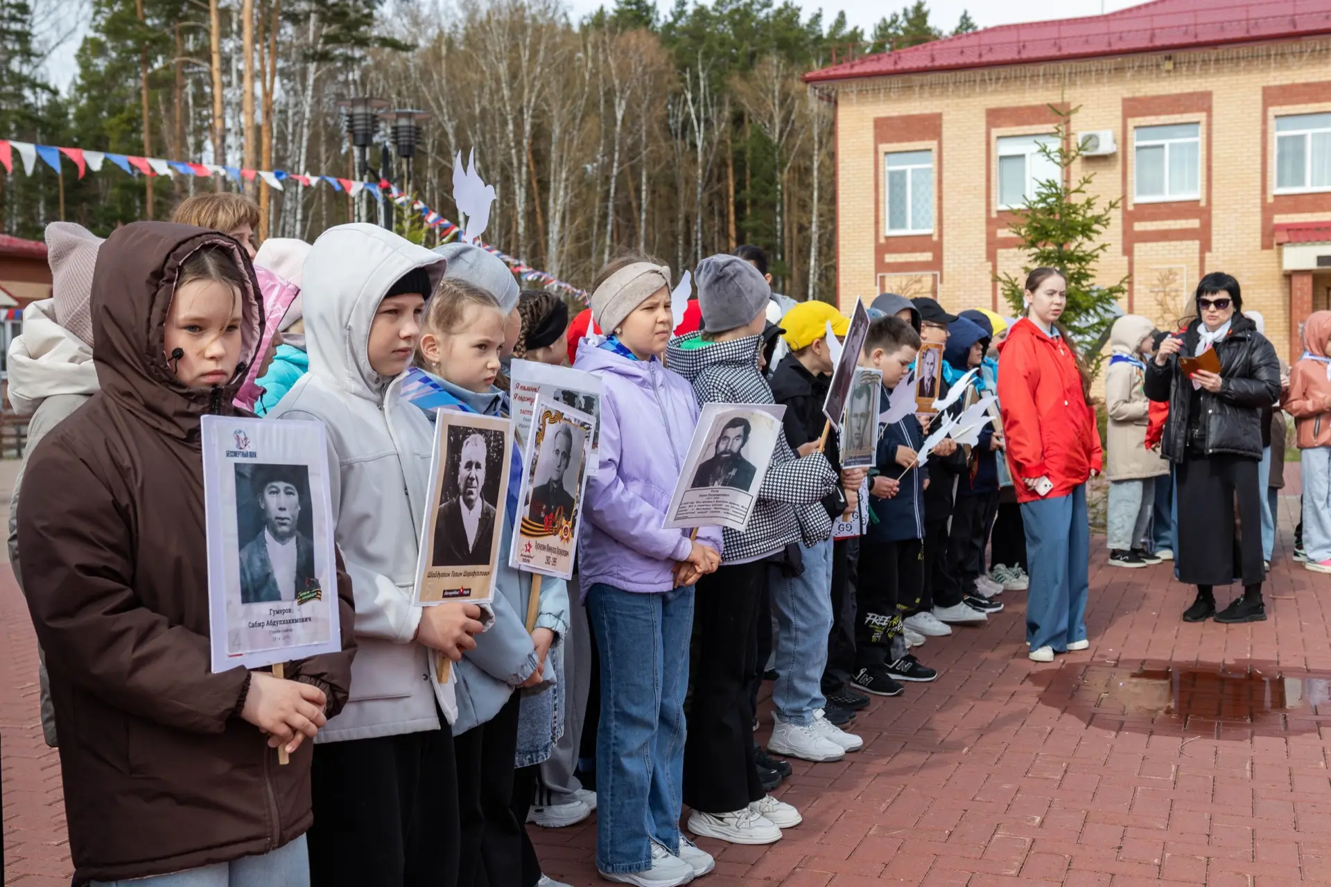 БЕССМЕРТНЫЙ ПОЛК  В «Олимпийской Ребячке» прошла акция — Бессмертный полк.  Ребята и вожатые выстрои