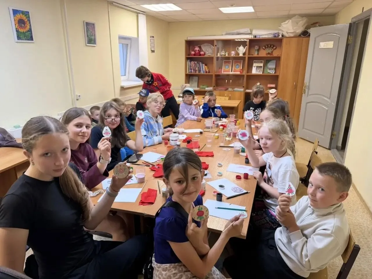 Мастер-класс по росписи по дереву «Городецкая Роза».

Ведущая познакомила детей с историей возникнов